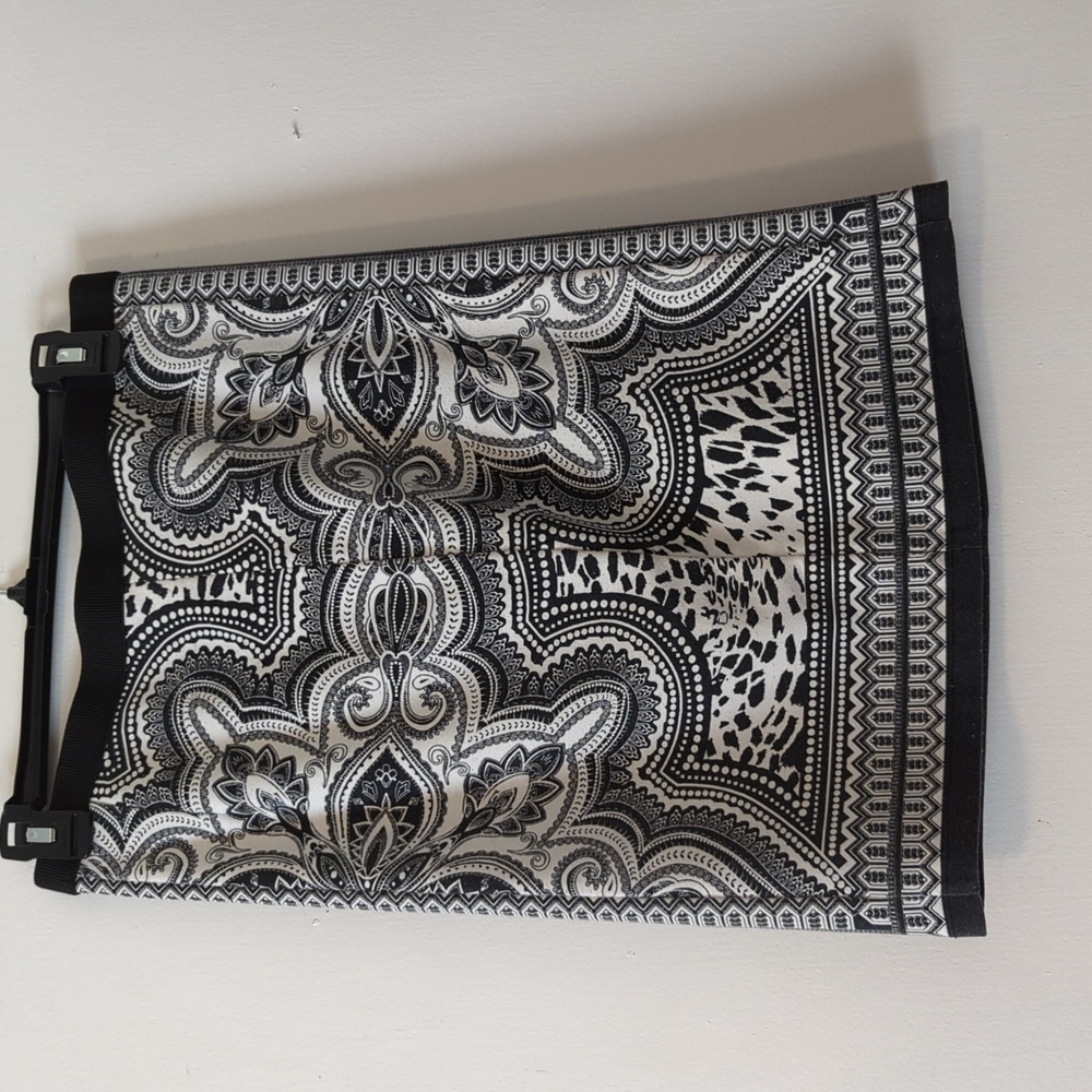 Pattern pencil skirt